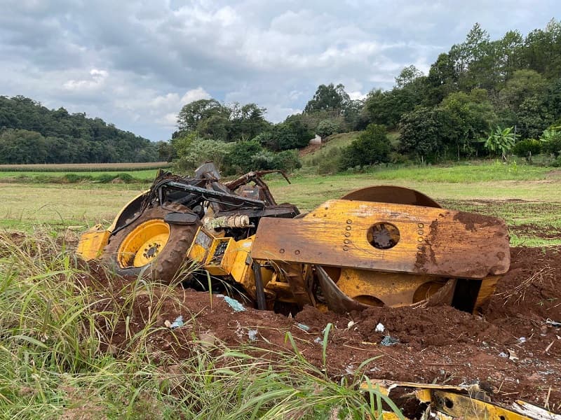 Rolo cai de caminhão na SC-470 em Modelo (Foto: Henrique Paulo )