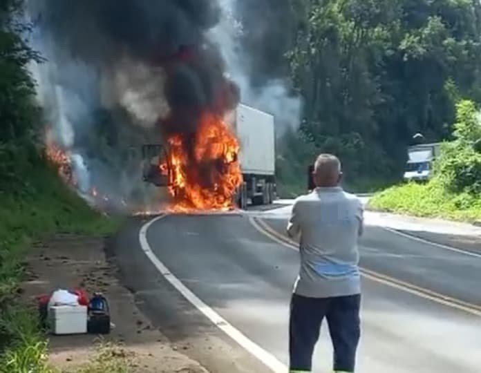 Motociclista morre após colisão com carreta na BR-282 (Foto: Reprodução/ Redes Sociais)