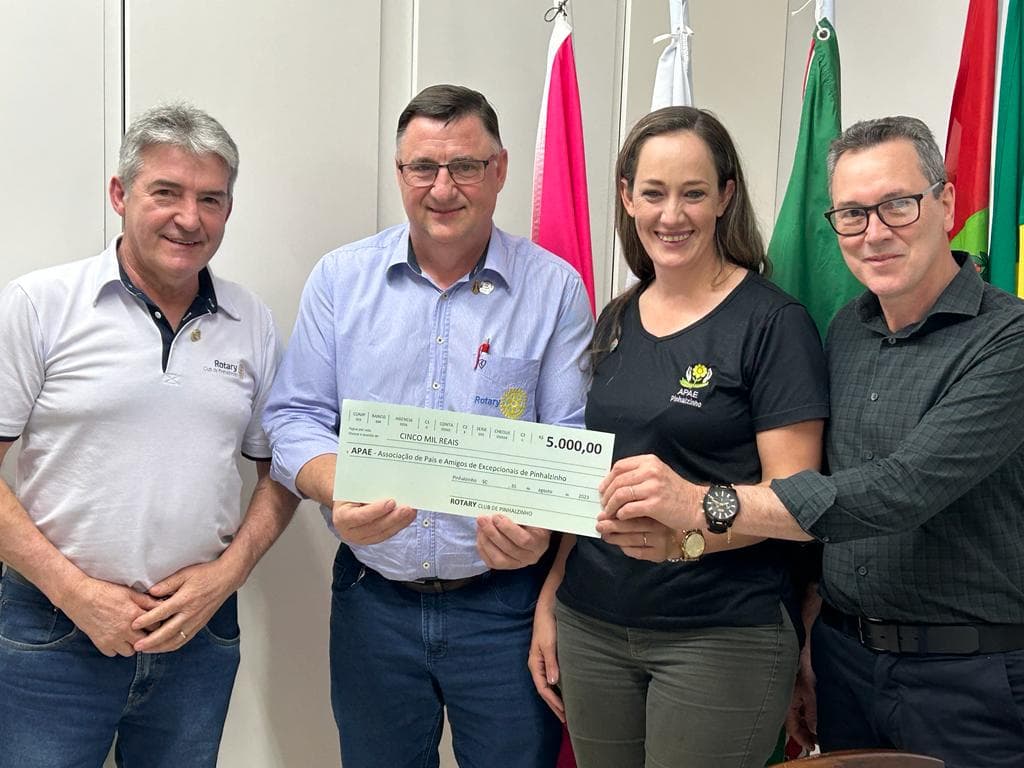 Entidade repassou cinco mil reais para a Apae de Pinhalzinho (Foto: Divulgação )
