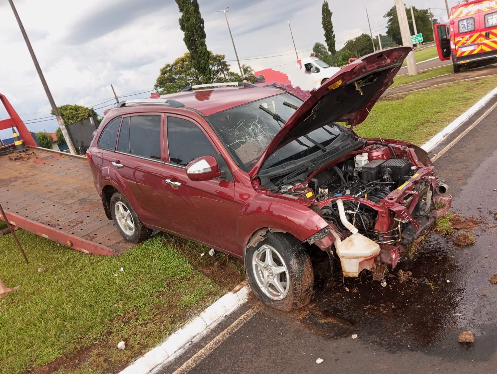 Veículo ficou danificado (Foto: Corpo de Bombeiros)