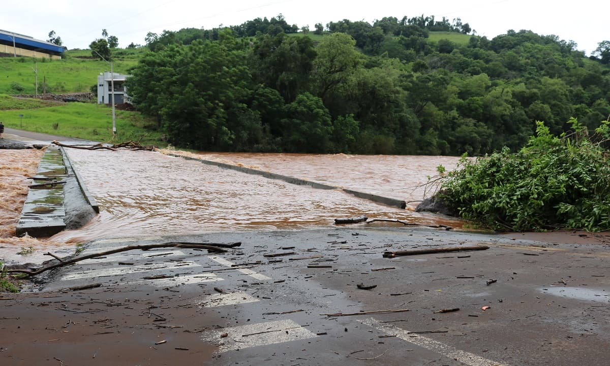 Temporal deixou rio fora do seu leito normal (Foto: Felipe Eduardo Zamboni)