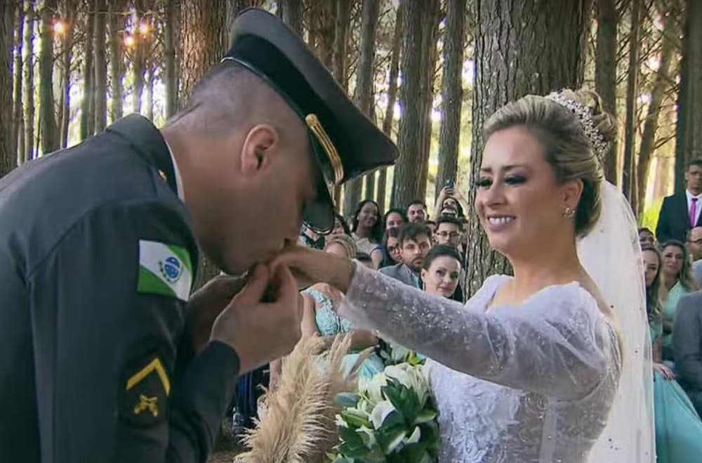 Caroline e o marido durante o casamento (Foto: Reprodução / RPC)