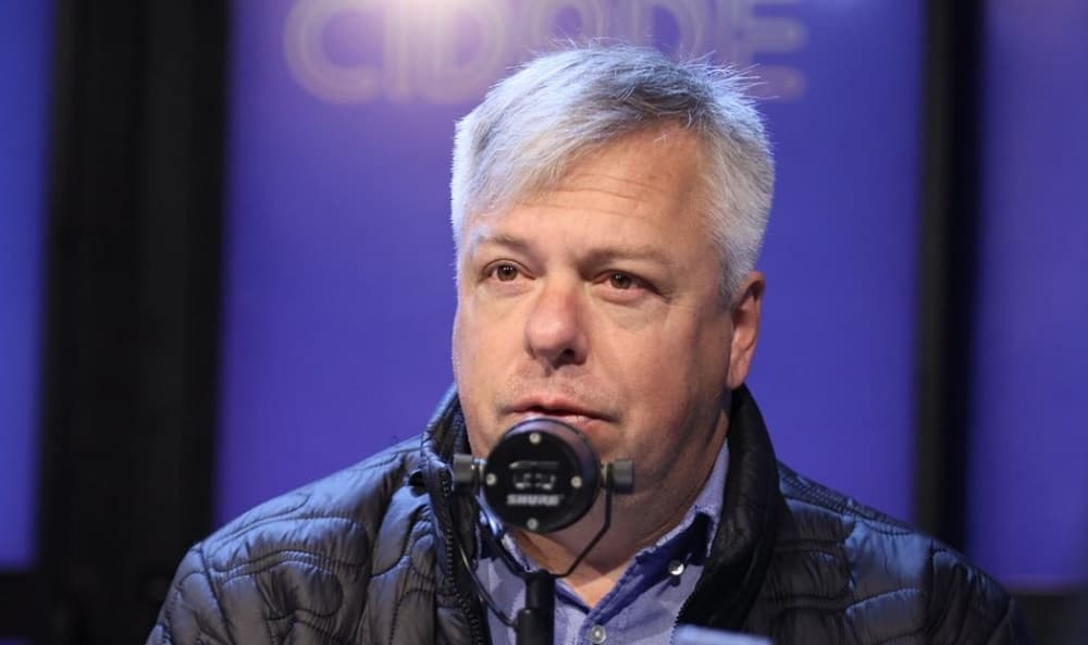 Fabiano da Luz no estúdio da Rádio Centro Oeste (Foto: Eliéser Donhauser)