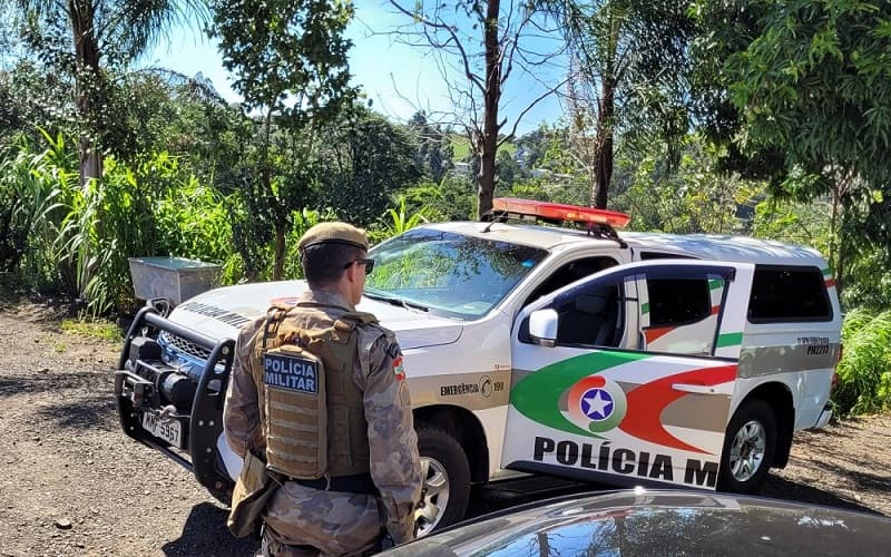 Policiais conversaram e entenderam a situação no Oeste de Santa Catarina (Foto: Polícia Militar)