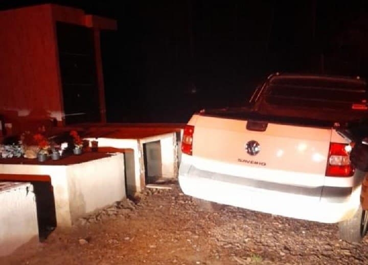 Veículo estava em cemitério (Foto: Polícia Militar)