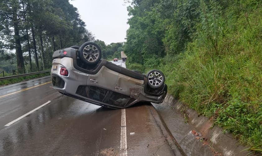 Jeep ficou sob a pista (Foto: Polícia Militar Rodoviária)