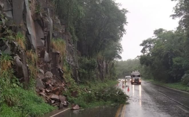 Deslizamento interdita trecho da BR-282 (Foto: PRF)