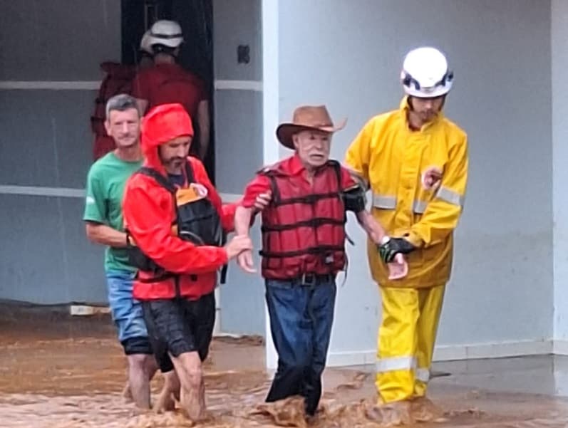 Pessoas precisaram de auxílio para sair de suas casas (Foto: Bombeiros )