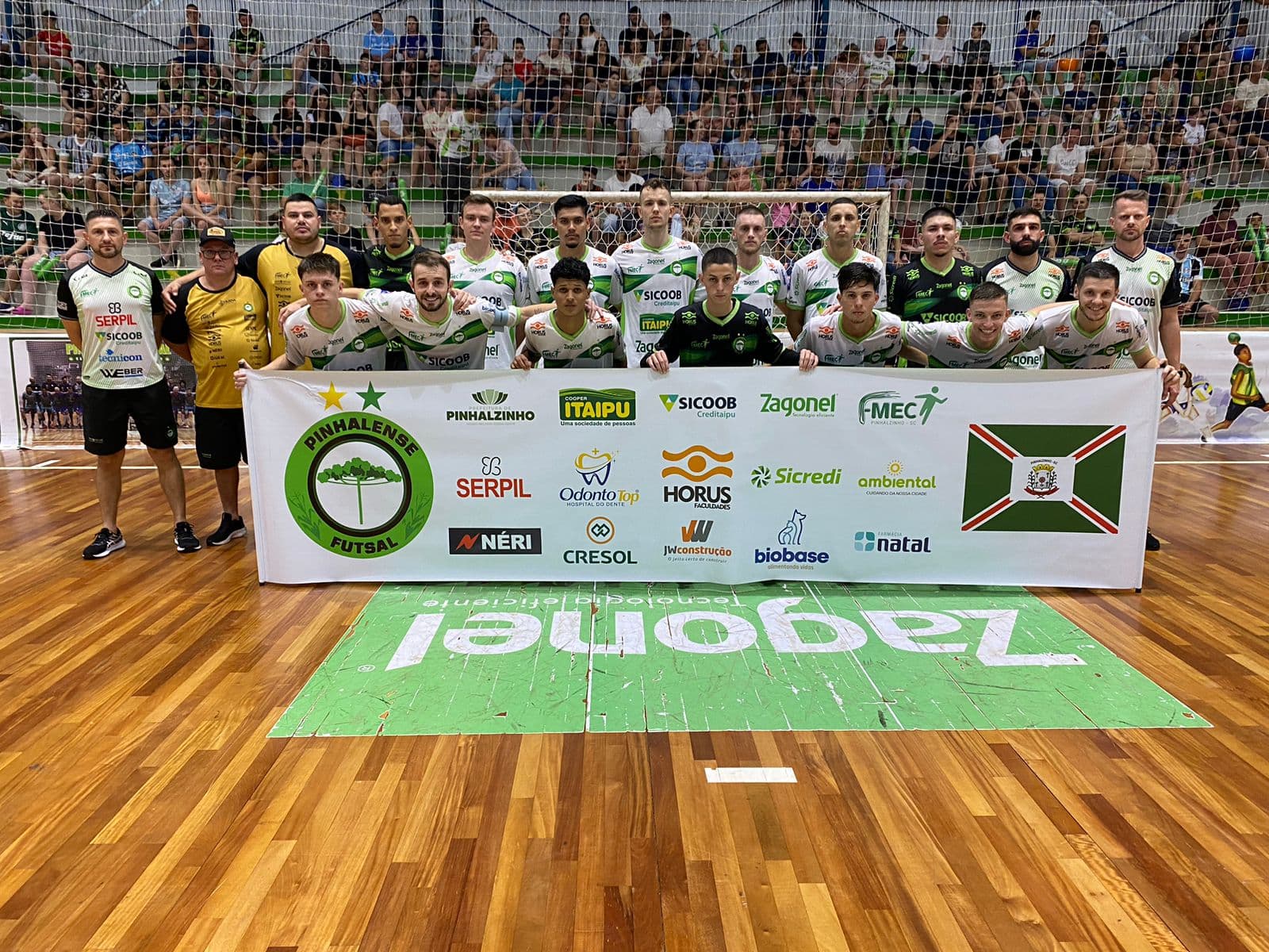 Com o placar construído, o técnico Maizena aproveitou para rodar o elenco (Foto: Felipe Eduardo Zamboni)