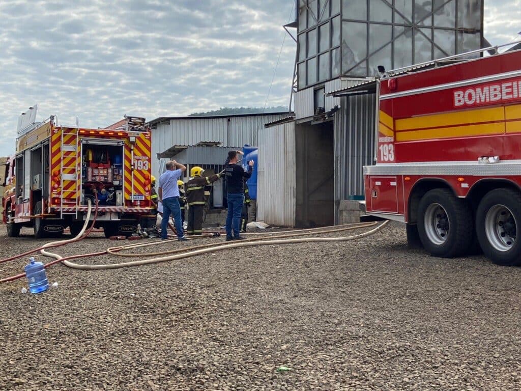 Incêndio mobilizou bombeiros da região (Foto: Divulgação)