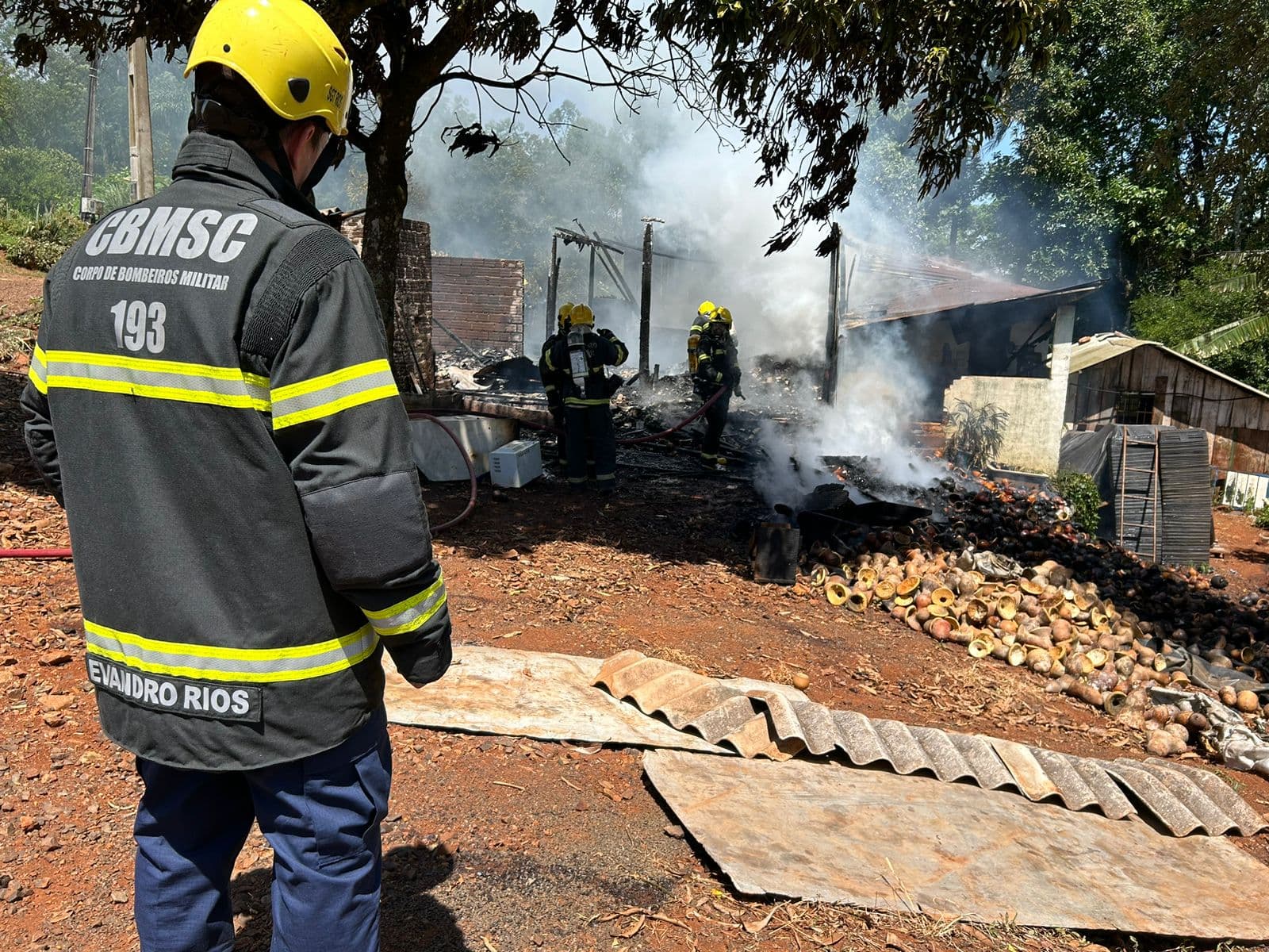 Bombeiros fazem o rescaldo da residência, que foi consumida pelas chamas (Foto: Gilmar Bortese)