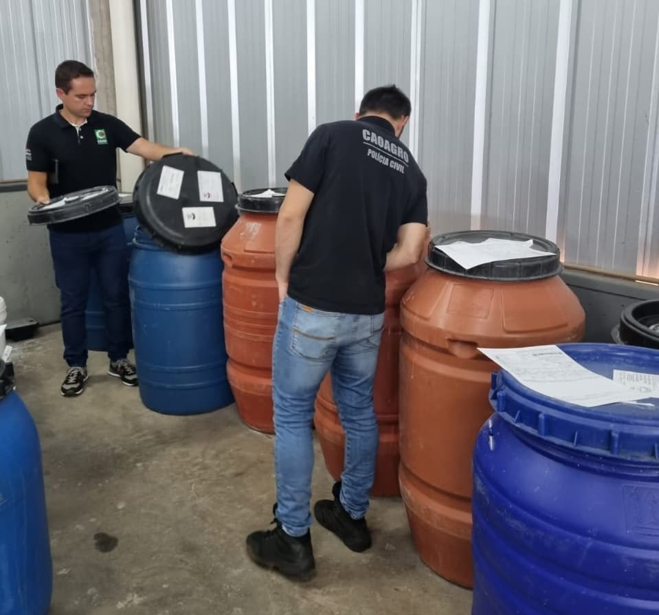 Força-tarefa da CAOAGRO averigou os produtos e materiais no local (Foto: Divulgação)