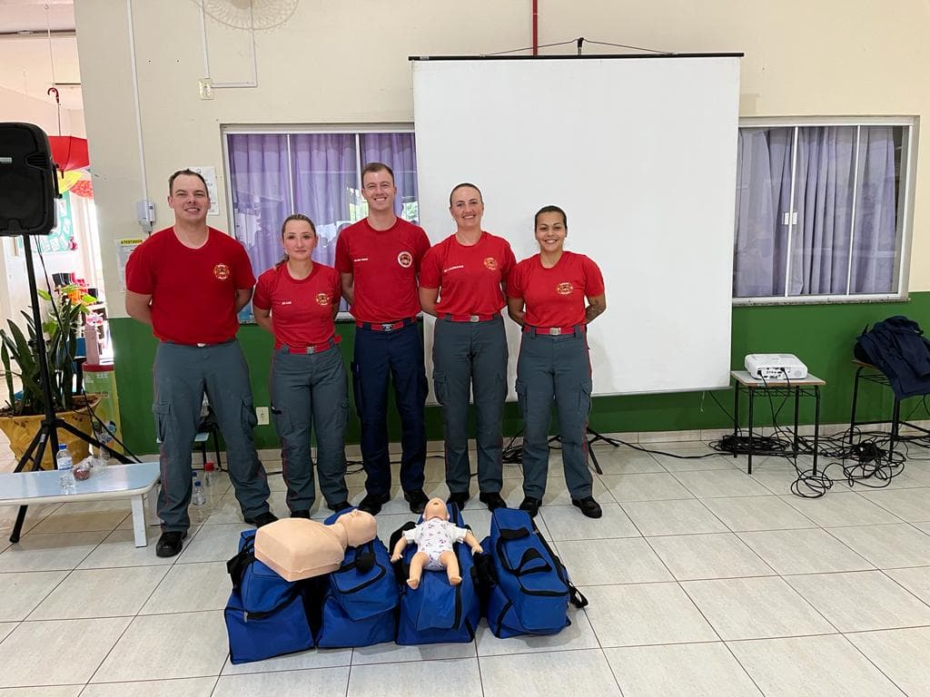 Bombeiros foram até os educandários repassar os ensinamentos (Foto: Divulgação)