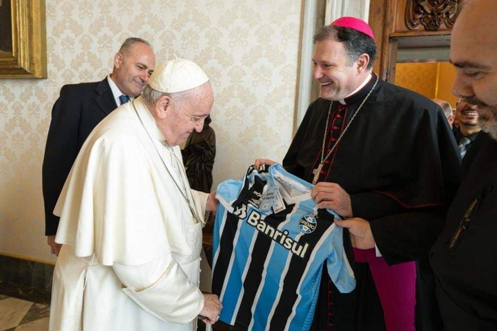 Papa recebe presente na Itália (Foto: L'Osservatore Romano / Divulgação)
