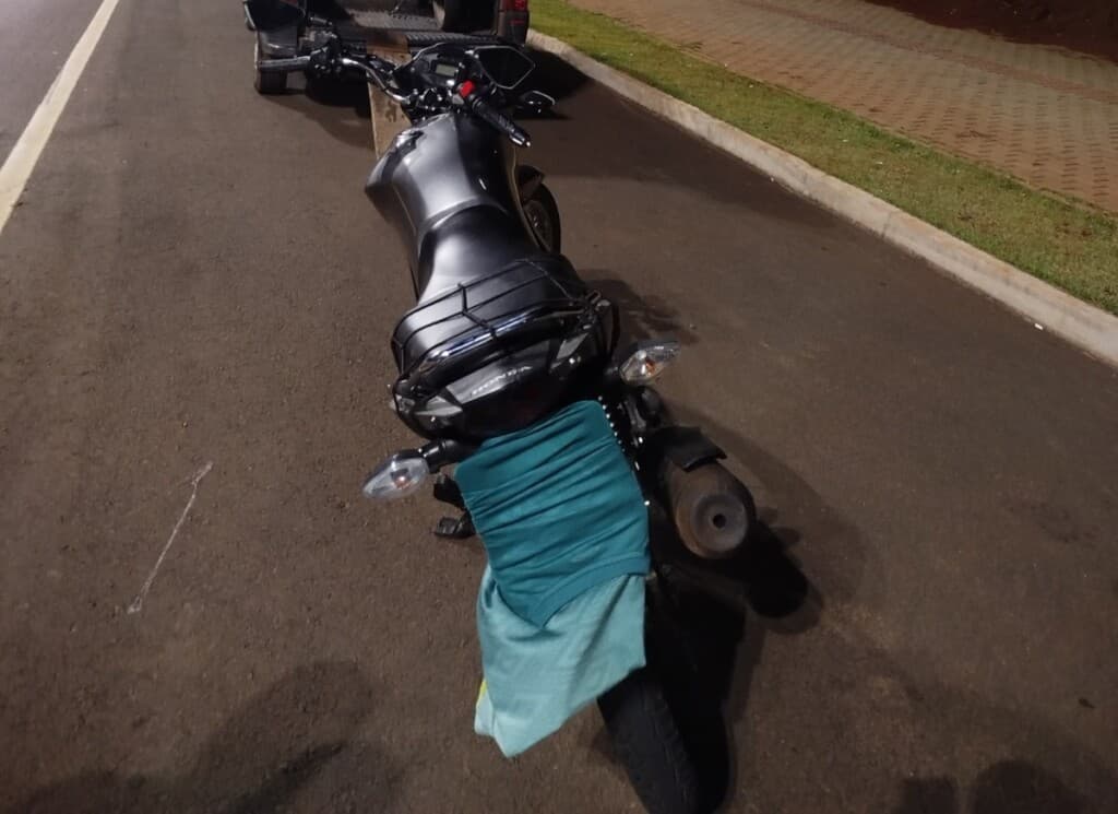 Menor coloca "vestido" em motocicleta; polícia percebeu
