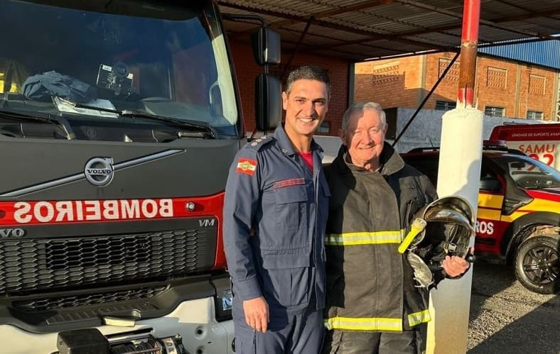 Jacinto Inacio Flach com o uniforme de combate a incêndio (Foto: Corpo de Bombeiros)