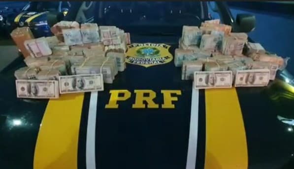 Dinheiro estava escondido em automóvel (Foto: PRF )