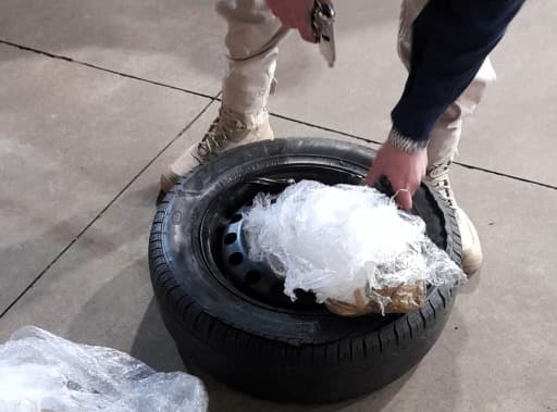 Policiais encontram armas escondidas dentro de pneu estepe (Foto: PRF)