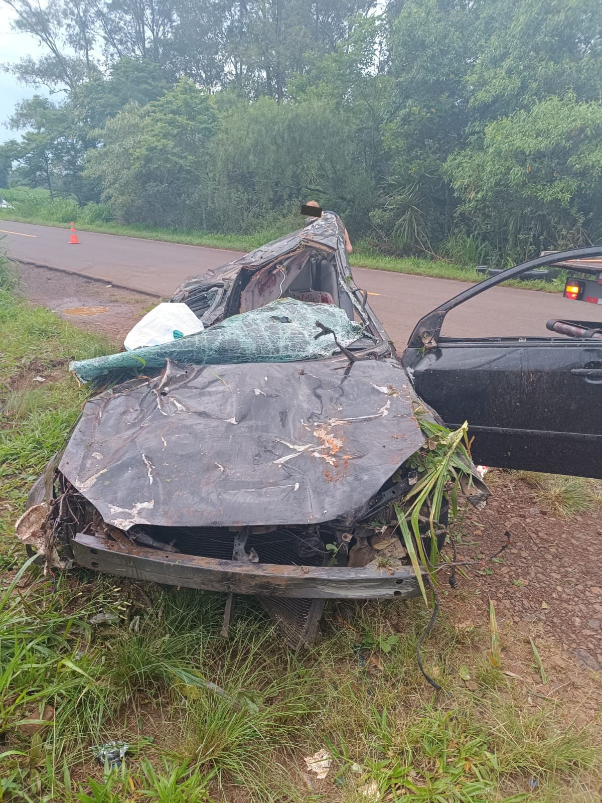 Carro ficou totalmente destruído após sair da pista e capotar (Foto: PMRv)