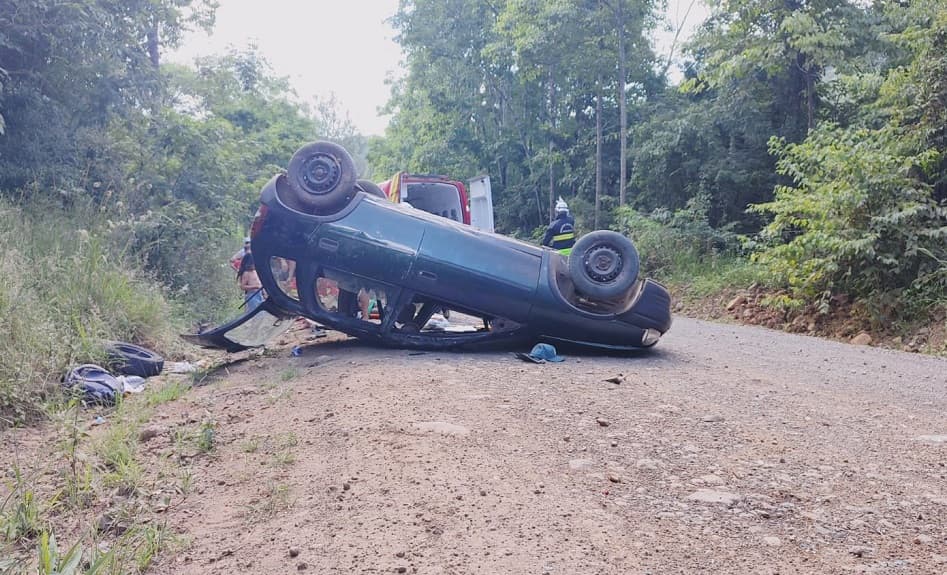 Carro era ocupado por oito pessoas (Foto: Éderson Vilas Bôas)