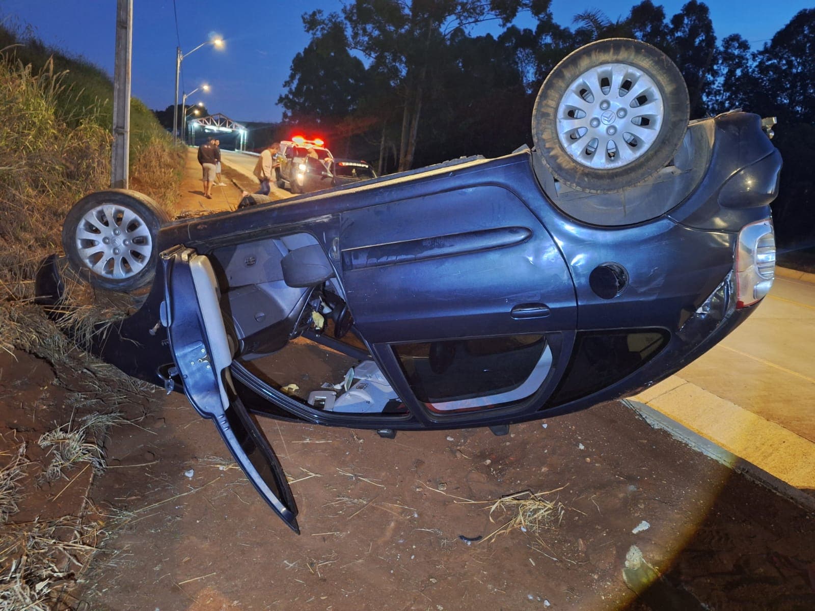 Veículo capotou na SC-160 em Serra Alta (Foto: PMRv)