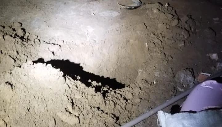 Buraco que PMs localizaram após crime (Foto: Polícia Militar)