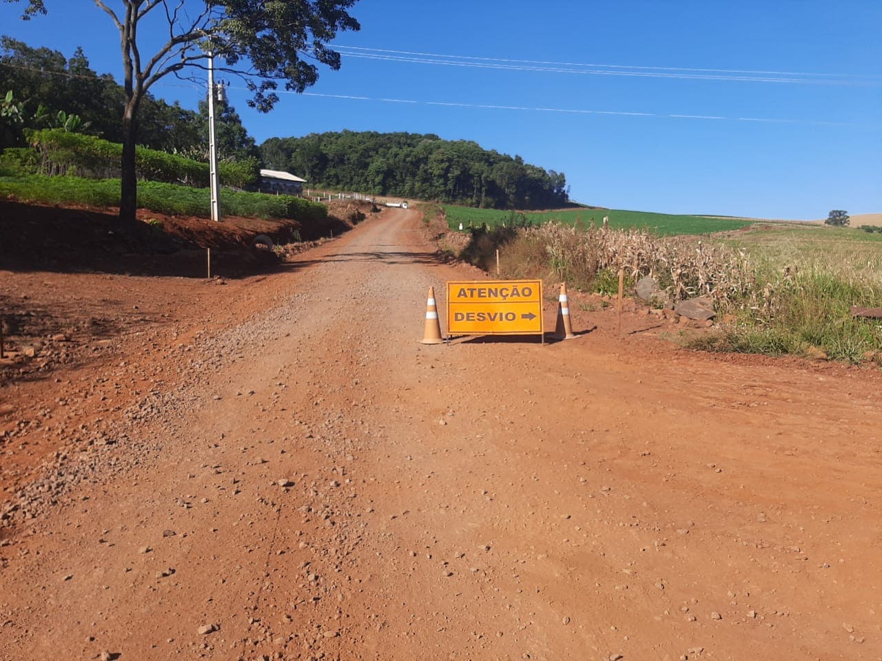 Trecho conta com placas de sinalização para desvio de rota (Foto: Gilmar Bortese)