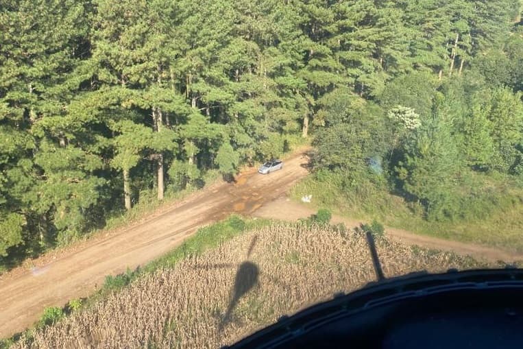 Veículo foi abandonado próximo a mata (Foto: Saer-Fron)