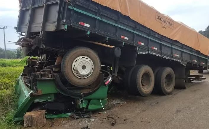 Destruição e milagre marcaram acidente no Paraná (Foto: Corpo de Bombeiros)