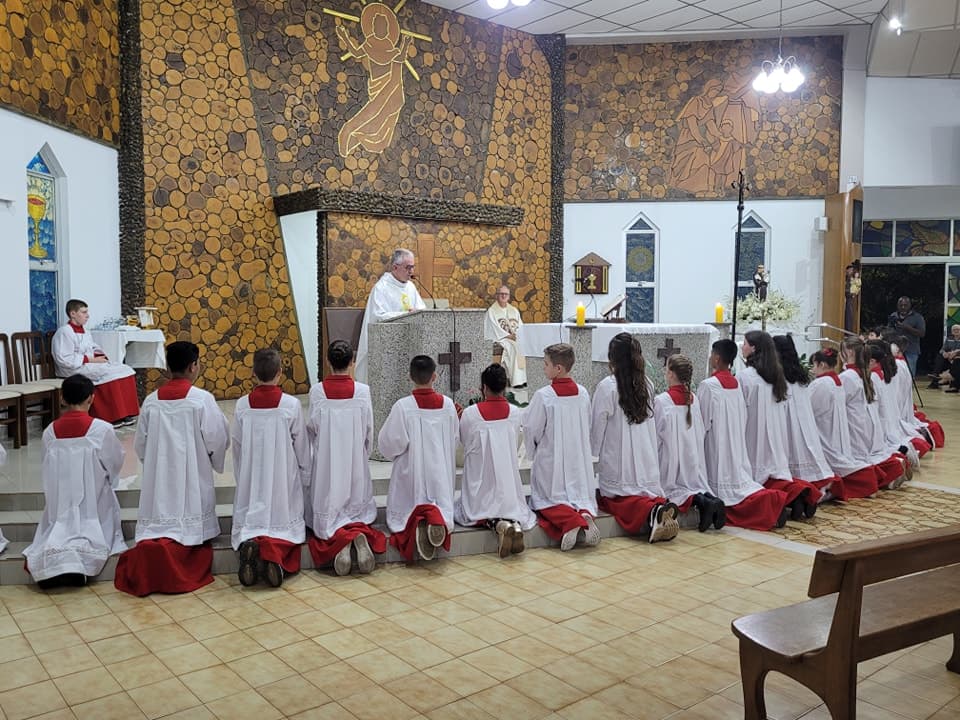 Coroinhas na Igreja Matriz Santo Antônio de Pinhalzinho (Foto: Divulgação )
