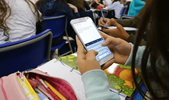 Projeto quer proibir uso de celulares nas escolas (Foto: Moacyr Lopes Junior/Folhapress)
