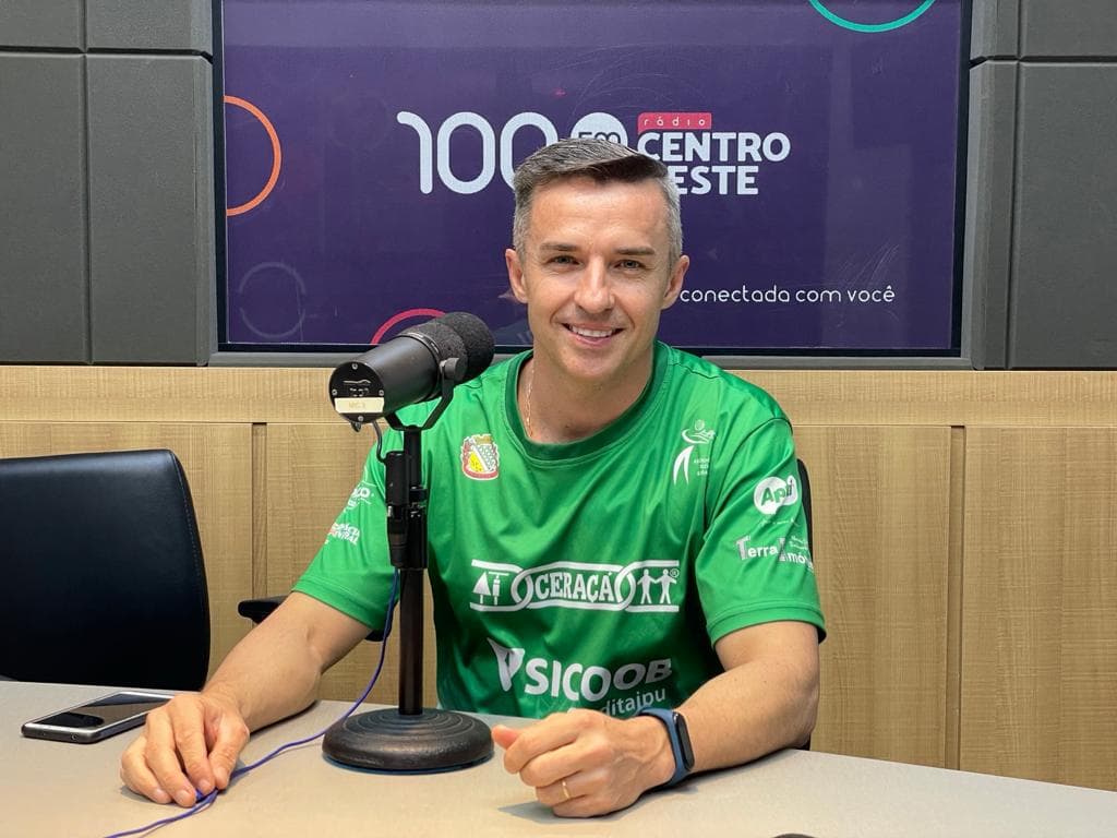 Professor Marcio Rauber foi entrevistado no Resenha Esportiva (Foto: Henrique Paulo Koch)