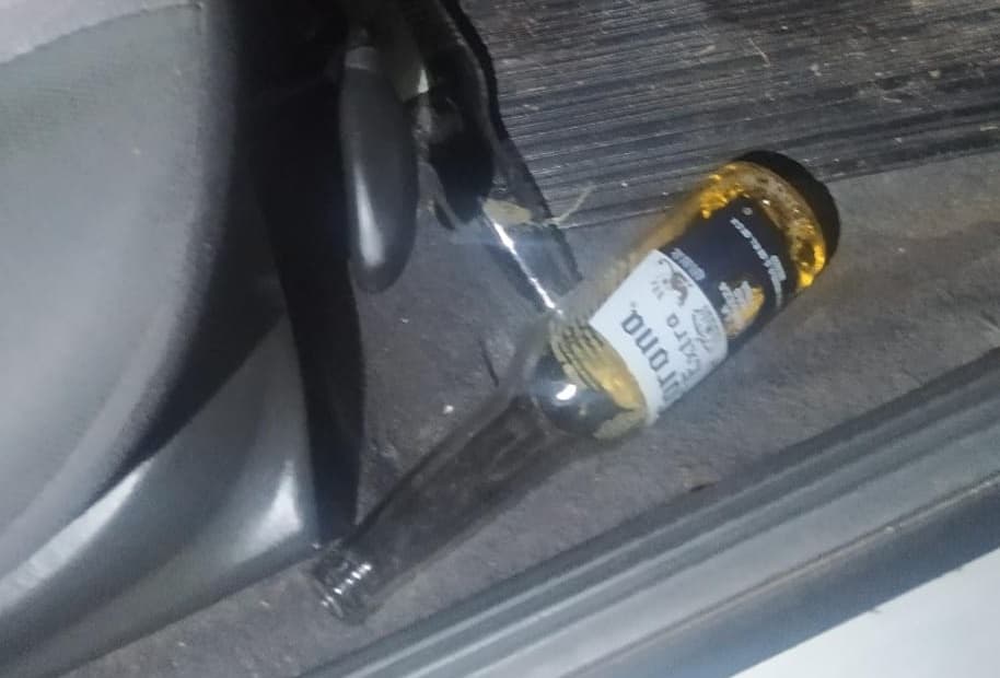 Jovem deixou bebida cair dentro do carro (Foto: Polícia Militar Rodoviária)