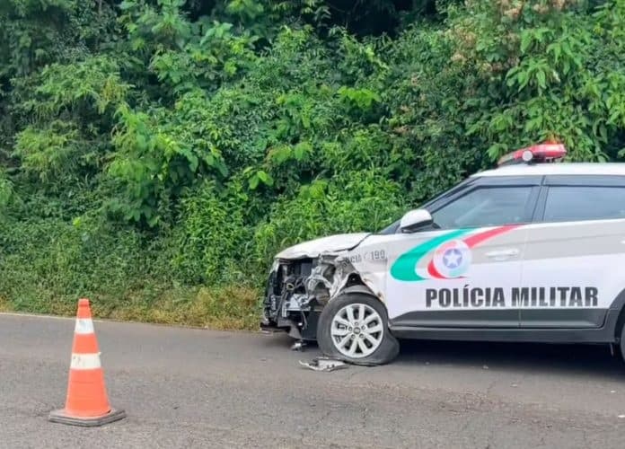 Carro com PMs ficou destruído (Foto: Divulgação)