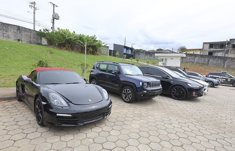 Veículos estão na delegacia especializada contra crimes (Foto: Polícia Civil)