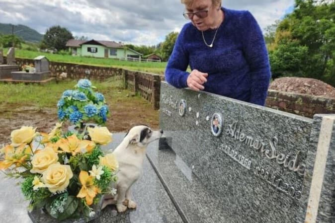 Viúva e amigo de esposo em cemitério (Foto: Agora no Vale)