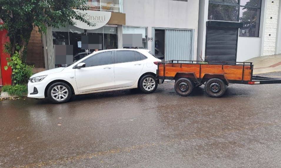 'Quando tudo dá errado': Captiva perde reboque que atinge Onix parado