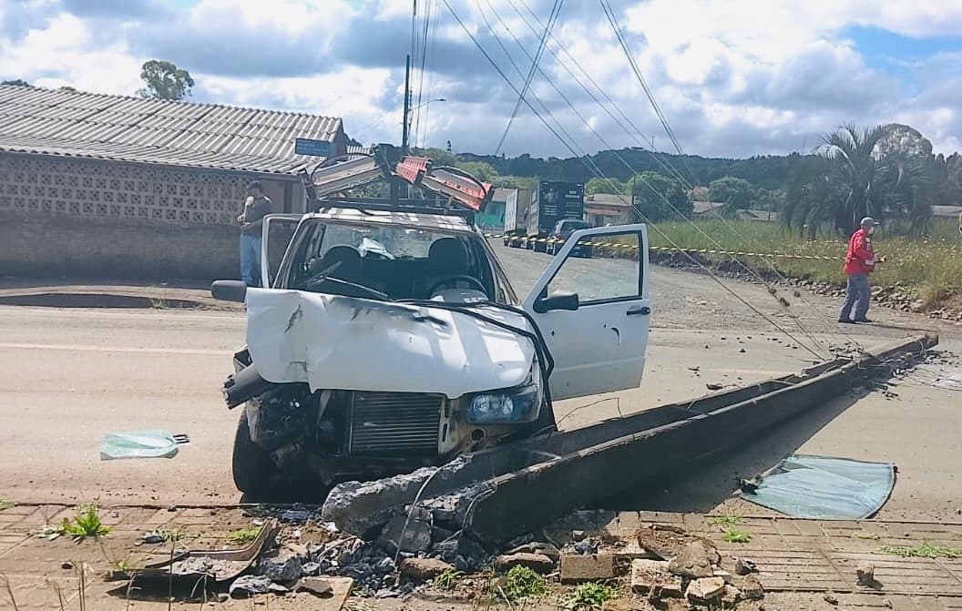 Veículo atingiu estrutura em Irani (Foto: Divulgação)