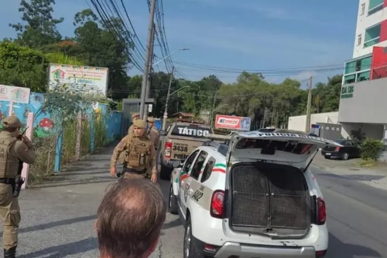 Polícia está investigando celular e computador do assassino para tentar descobrir se ele agiu sozinho ou teve ajuda (Foto: Cristóvão Vieira / O Município Blumenau / )