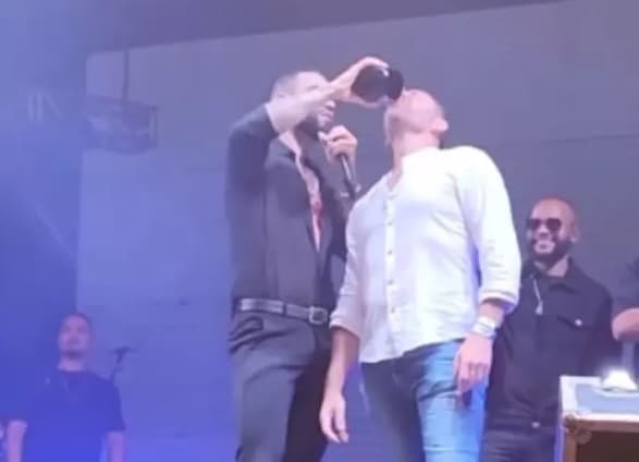 Gusttavo Lima deu bebida a fã durante apresentação (Foto: Reprodução / Redes sociais )