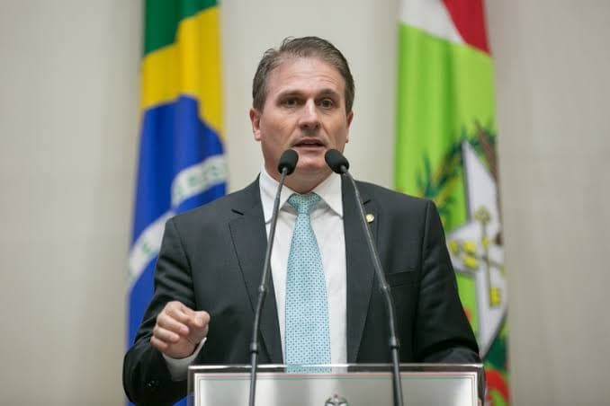 Deputado faz duras críticas a possível candidatura de Carlos Bolsonaro por SC (Foto: Divulgação)