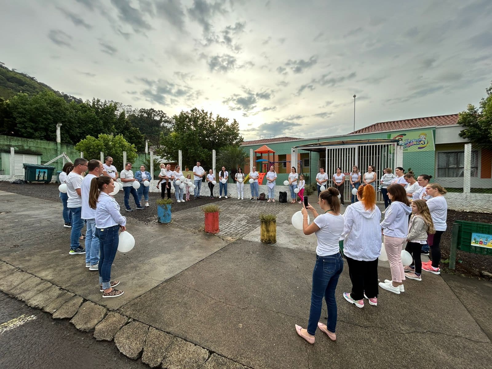 Momento de oração e reflexão marca os três anos do ataque na creche Aquarela (Foto: Gilmar Bortese)
