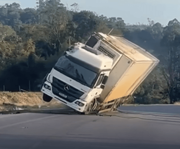 Caminhão se acidentou em Pouso Redondo (Foto: Divulgação)