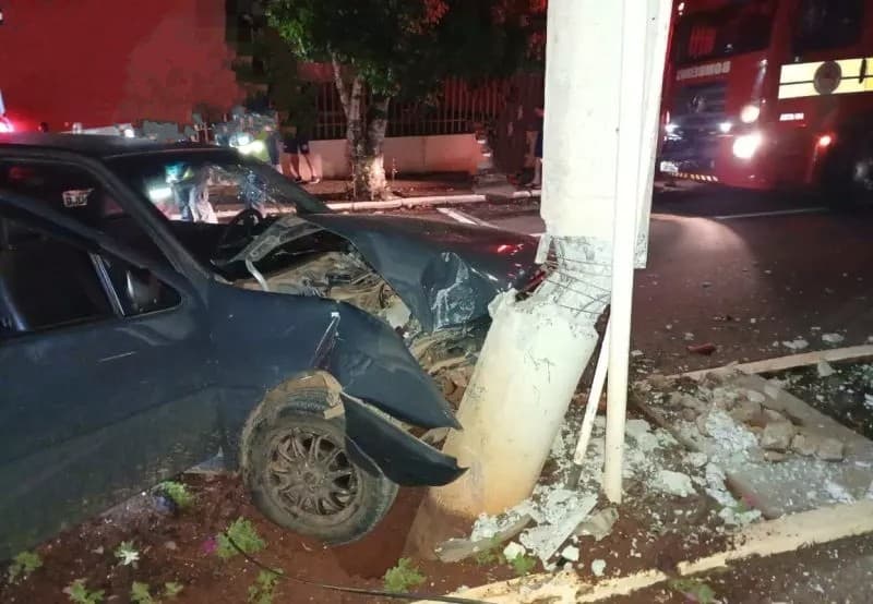 Um carro bateu em um poste de energia em Itapiranga (Foto: Corpo de Bombeiros)