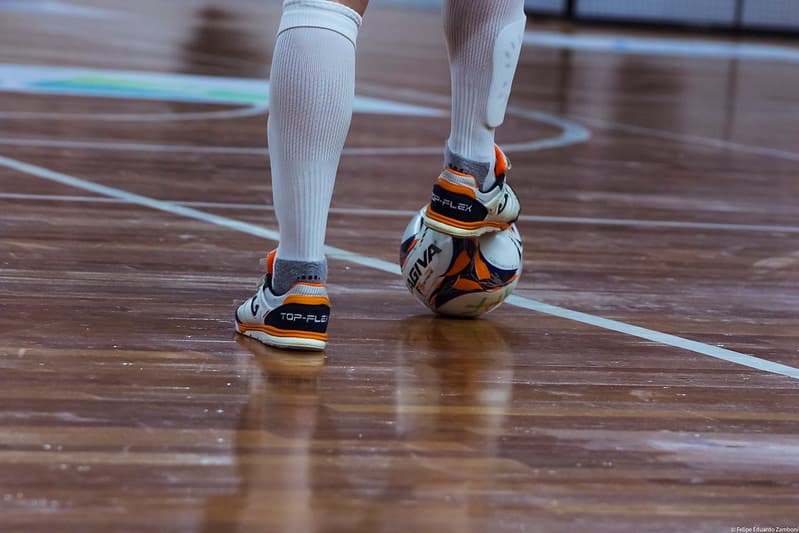 Partidas são realizadas nas segundas, terças e quintas no Centro de Eventos (Foto: Felipe Eduardo Zamboni)