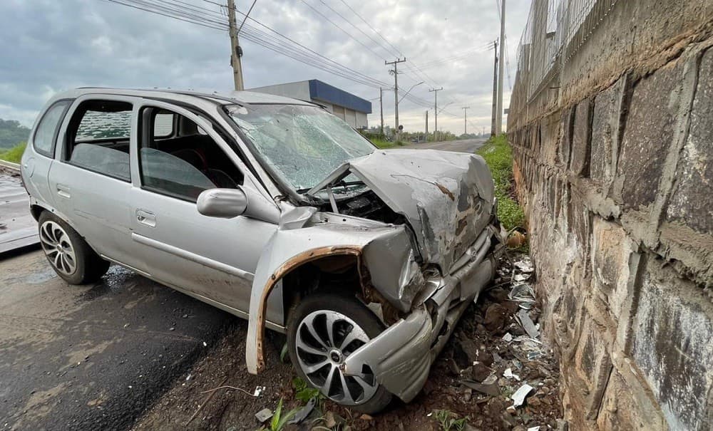 GM/Corsa teve a frente destruída em acidente (Foto: Henrique Paulo Koch)