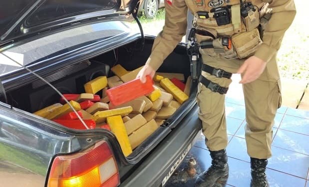 Entorpecentes estavam em um veículo de passeio (Foto: Campoere.com)