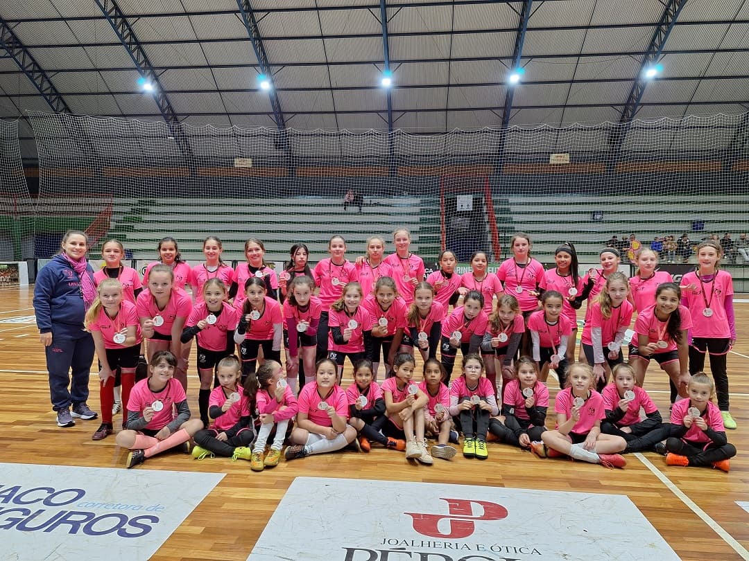 Atletas foram premiadas com medalhas após os jogos (Foto: Divulgação)