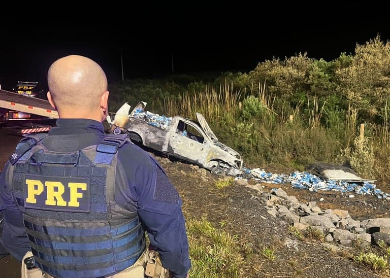 Utilitário pegou fogo e contrabandista perdeu a carga, mas escapou (Foto: PRF)