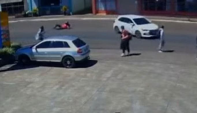Colisão envolveu carro e moto (Foto: Câmeras de segurança)